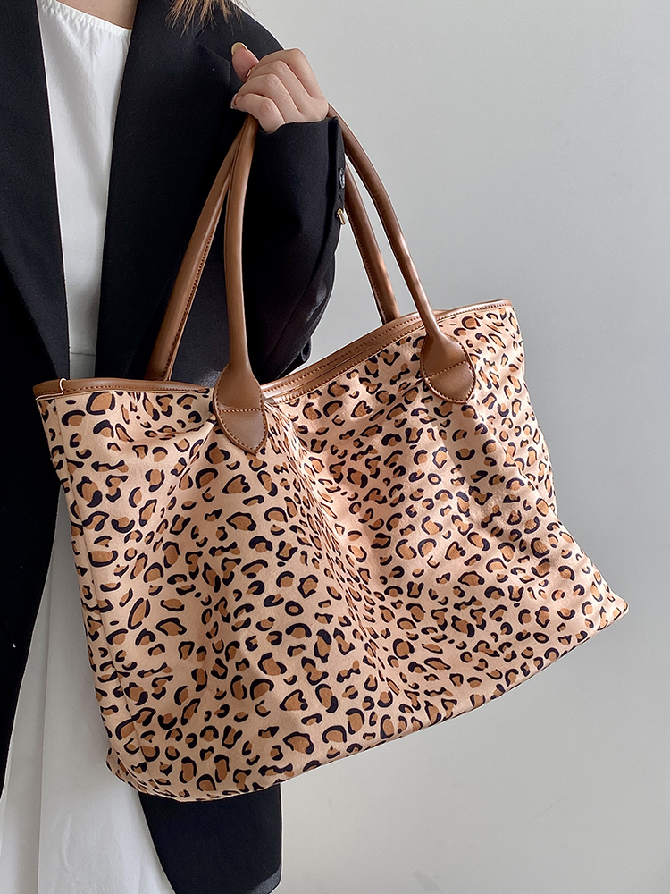 Trendy Leopard Print Tote Bag for Women - Retro Large Capacity Shoulder Handbag for 2025 Style Trendy Leopard Print Tote Bag for Women - Retro Large Capacity Shoulder Handbag for 2025 Style
