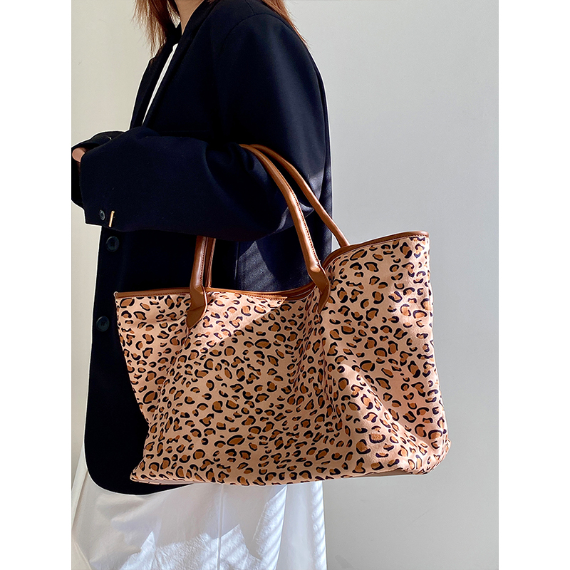Trendy Leopard Print Tote Bag for Women - Retro Large Capacity Shoulder Handbag for 2025 Style Trendy Leopard Print Tote Bag for Women - Retro Large Capacity Shoulder Handbag for 2025 Style