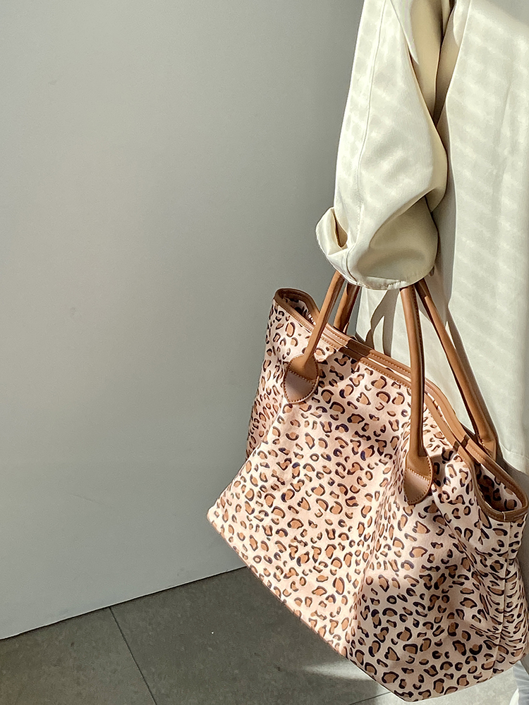 Trendy Leopard Print Tote Bag for Women - Retro Large Capacity Shoulder Handbag for 2025 Style Trendy Leopard Print Tote Bag for Women - Retro Large Capacity Shoulder Handbag for 2025 Style