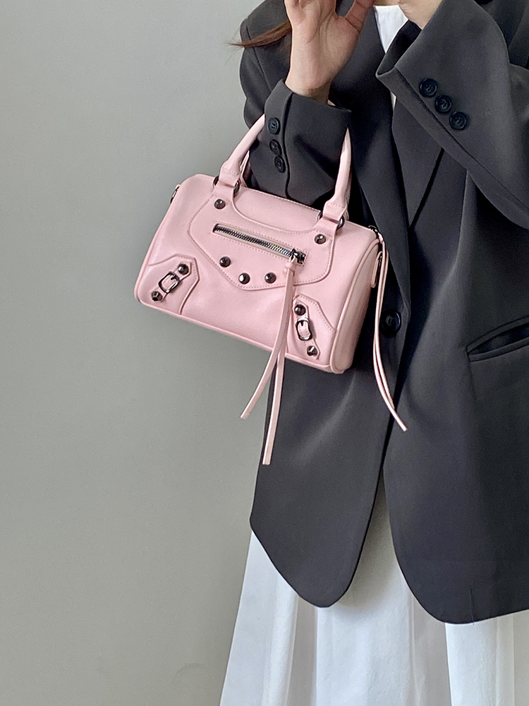 Trendy Pink Motorcycle Crossbody Bag for Women – Stylish Shoulder Handbag, 2025 Niche Design, Cool Fashion Accessory Trendy Pink Motorcycle Crossbody Bag for Women – Stylish Shoulder Handbag, 2025 Niche Design, Cool Fashion Accessory