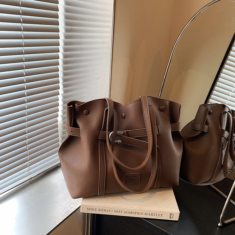 Trendy Retro Drawstring Tote Bag for Women - Large Capacity Casual Shoulder Bag for Spring Summer 2025 Trendy Retro Drawstring Tote Bag for Women - Large Capacity Casual Shoulder Bag for Spring Summer 2025