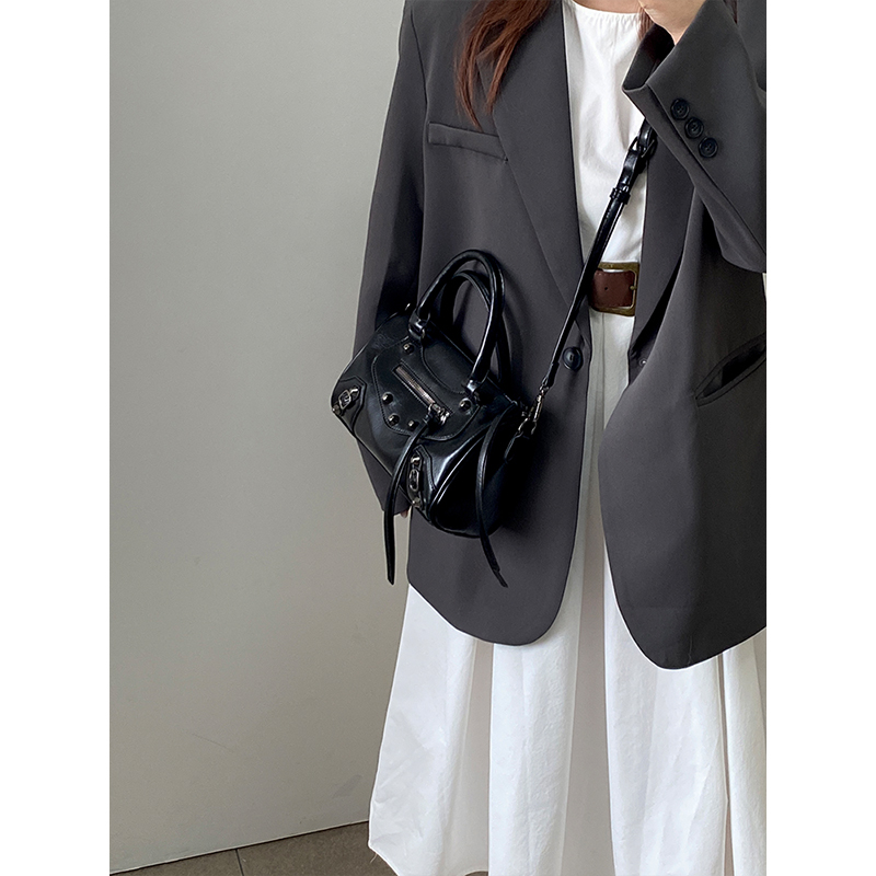 Trendy Retro Motorcycle Bag for Women - Fashionable Shoulder Crossbody Handbag - 2025 Niche Design Trendy Retro Motorcycle Bag for Women - Fashionable Shoulder Crossbody Handbag - 2025 Niche Design