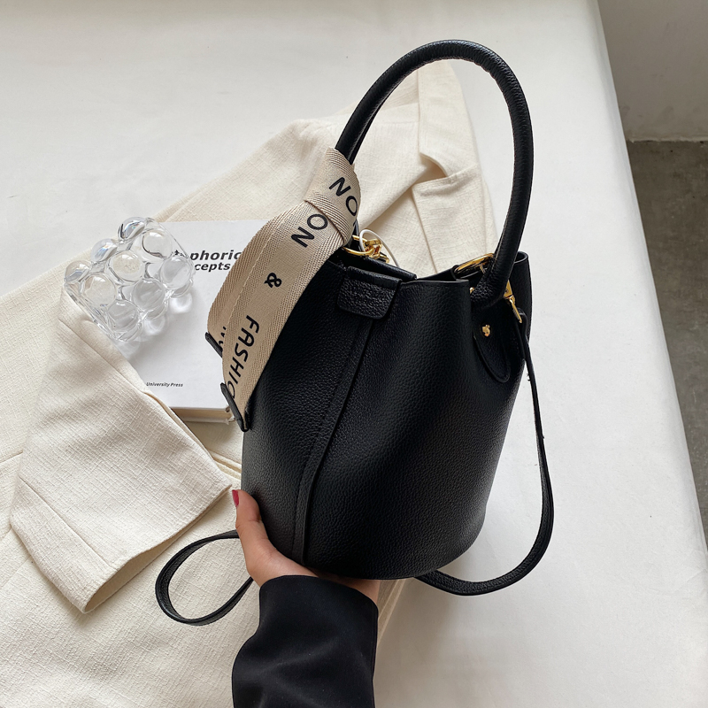 Trendy Retro Women's Handheld Bucket Bag - High-Quality Commuter Crossbody for 2025, Perfect for Y2K and Everyday Style Trendy Retro Women's Handheld Bucket Bag - High-Quality Commuter Crossbody for 2025, Perfect for Y2K and Everyday Style