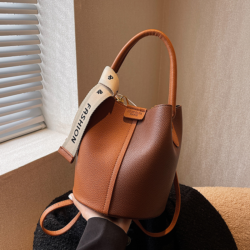 Trendy Retro Women's Handheld Bucket Bag - High-Quality Commuter Crossbody for 2025, Perfect for Y2K and Everyday Style Trendy Retro Women's Handheld Bucket Bag - High-Quality Commuter Crossbody for 2025, Perfect for Y2K and Everyday Style