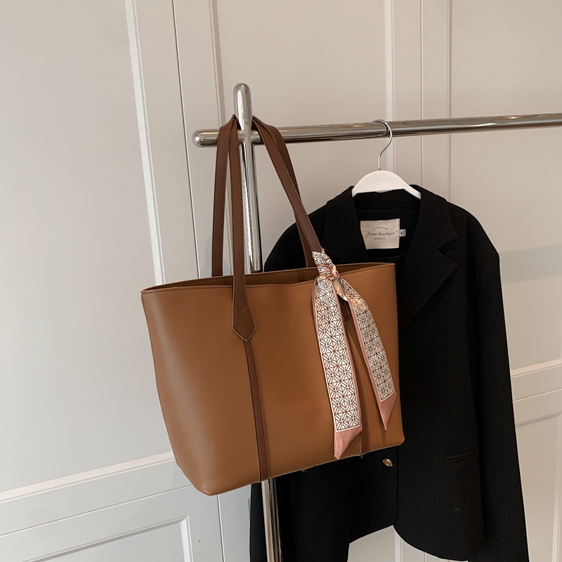 Trendy Retro Women's Tote Bag - Versatile Commuting Shoulder Bag for College Students - Spring Summer 2025 Fashion Trendy Retro Women's Tote Bag - Versatile Commuting Shoulder Bag for College Students - Spring Summer 2025 Fashion