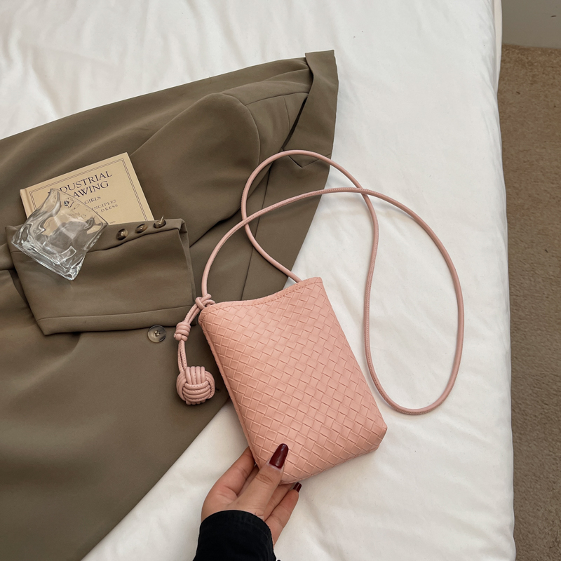 Trendy Summer Woven Silver Crossbody Bag for Women – Compact Lightweight 2025 Design for Phones and Essentials Trendy Summer Woven Silver Crossbody Bag for Women – Compact Lightweight 2025 Design for Phones and Essentials