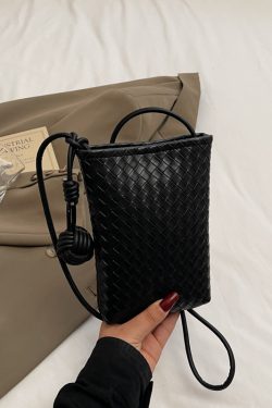 Trendy Summer Woven Silver Crossbody Bag for Women – Compact Lightweight 2025 Design for Phones and Essentials