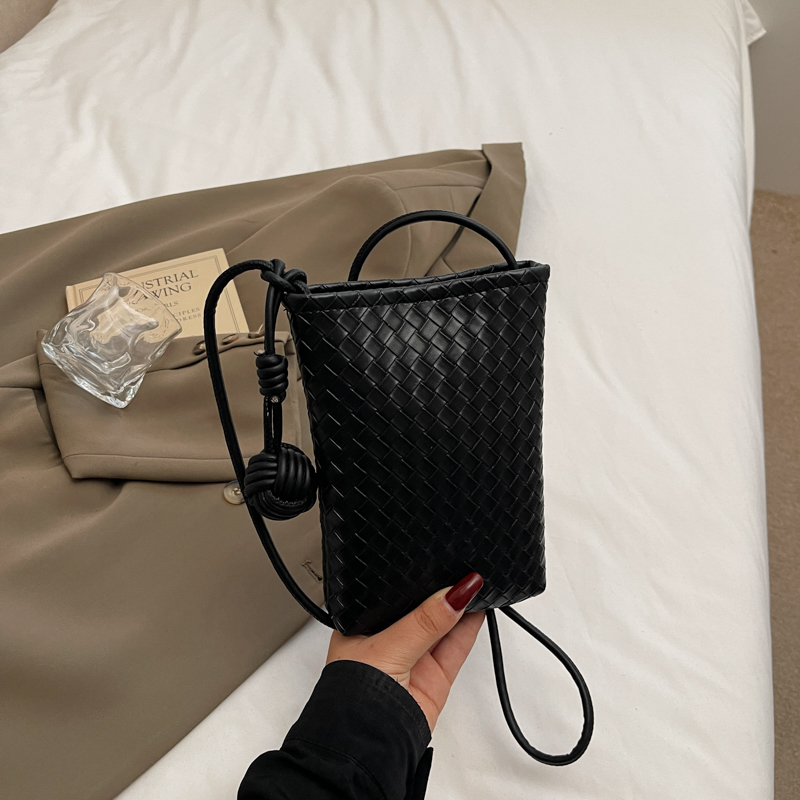 Trendy Summer Woven Silver Crossbody Bag for Women – Compact Lightweight 2025 Design for Phones and Essentials Trendy Summer Woven Silver Crossbody Bag for Women – Compact Lightweight 2025 Design for Phones and Essentials