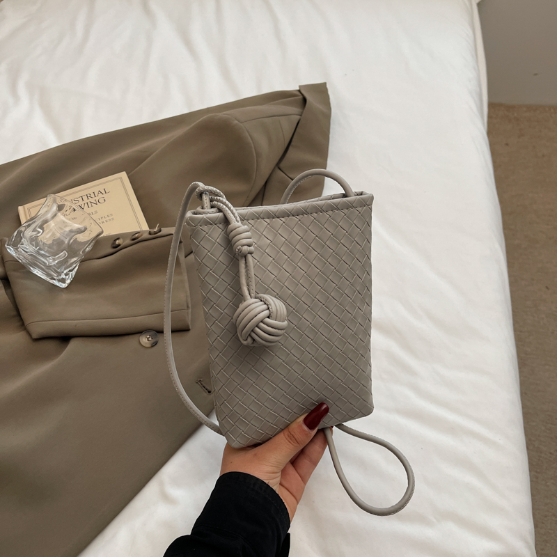 Trendy Summer Woven Silver Crossbody Bag for Women – Compact Lightweight 2025 Design for Phones and Essentials Trendy Summer Woven Silver Crossbody Bag for Women – Compact Lightweight 2025 Design for Phones and Essentials