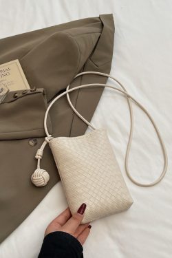 Trendy Summer Woven Silver Crossbody Bag for Women – Compact Lightweight 2025 Design for Phones and Essentials