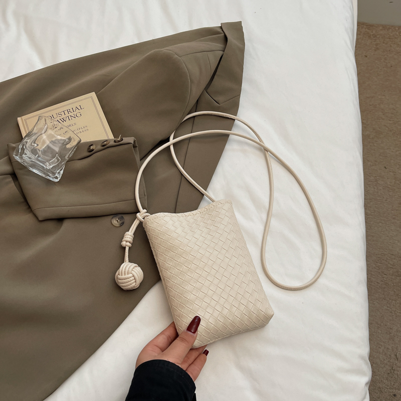 Trendy Summer Woven Silver Crossbody Bag for Women – Compact Lightweight 2025 Design for Phones and Essentials Trendy Summer Woven Silver Crossbody Bag for Women – Compact Lightweight 2025 Design for Phones and Essentials