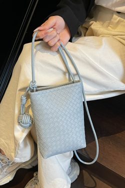 Trendy Summer Woven Silver Crossbody Bag for Women – Compact Lightweight 2025 Design for Phones and Essentials