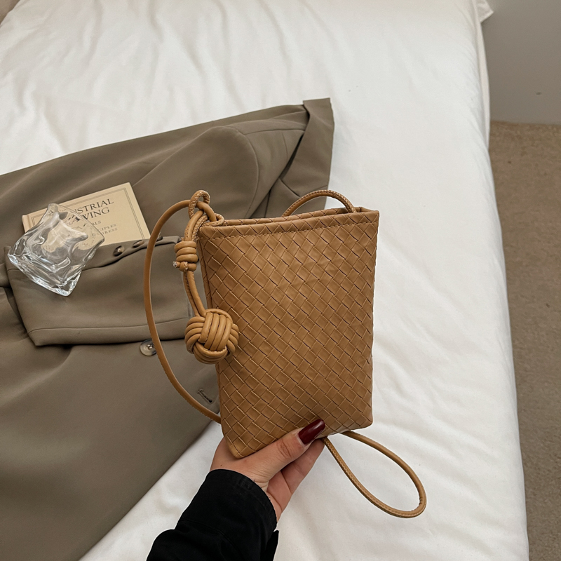 Trendy Summer Woven Silver Crossbody Bag for Women – Compact Lightweight 2025 Design for Phones and Essentials Trendy Summer Woven Silver Crossbody Bag for Women – Compact Lightweight 2025 Design for Phones and Essentials