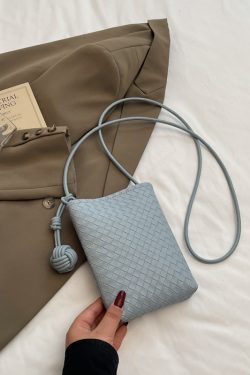 Trendy Summer Woven Silver Crossbody Bag for Women – Compact Lightweight 2025 Design for Phones and Essentials