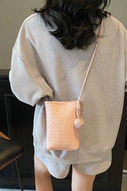 Trendy Summer Woven Silver Crossbody Bag for Women – Compact Lightweight 2025 Design for Phones and Essentials