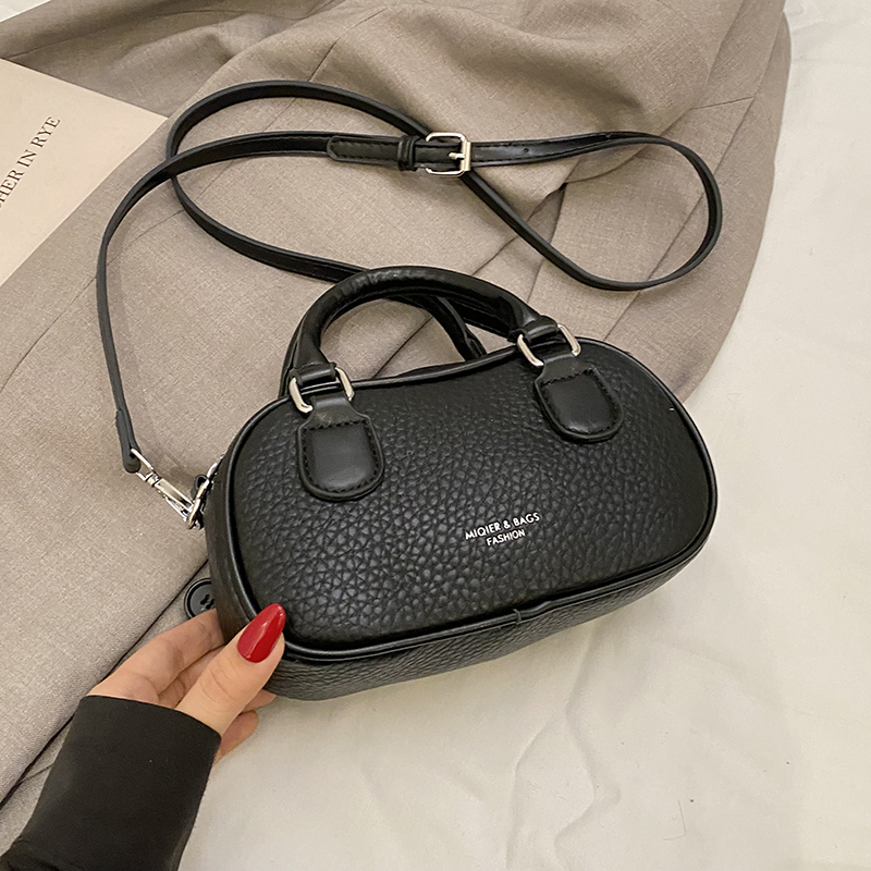 Trendy Women's High-End Shoulder Bag 2025 - Versatile Crossbody Handbag for Commuting and Daily Use Trendy Women's High-End Shoulder Bag 2025 - Versatile Crossbody Handbag for Commuting and Daily Use