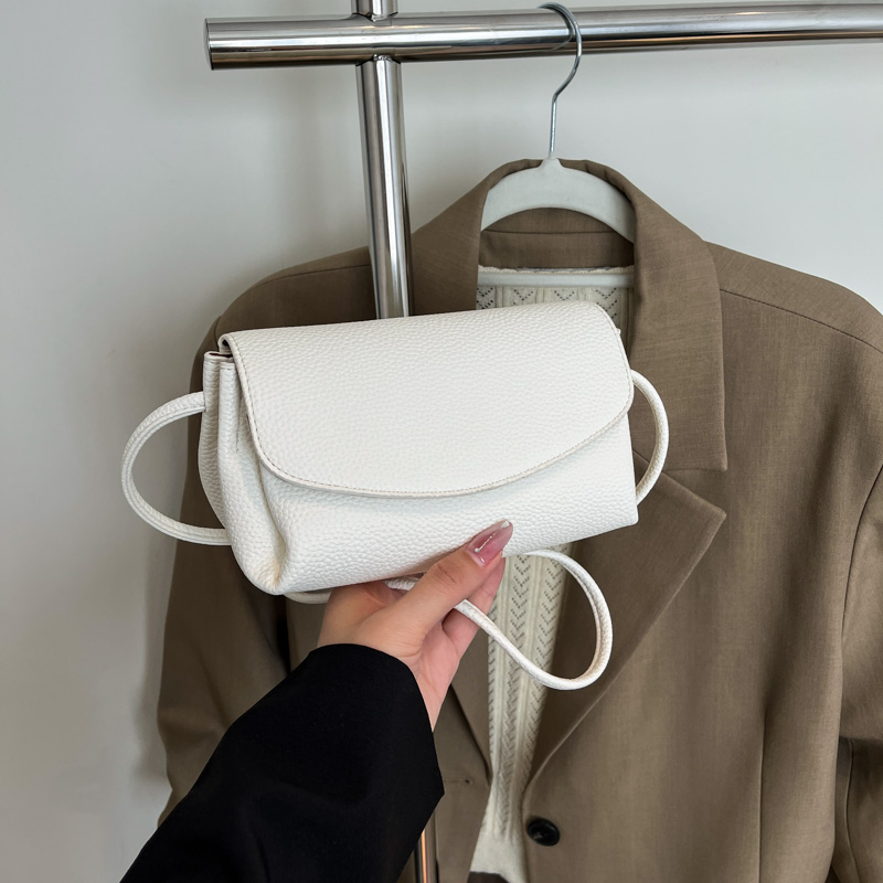 Trendy Women's Red Shoulder Crossbody Bag 2025 - Versatile Small Handbag for Fashionable Everyday Use Trendy Women's Red Shoulder Crossbody Bag 2025 - Versatile Small Handbag for Fashionable Everyday Use