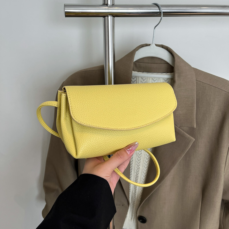 Trendy Women's Red Shoulder Crossbody Bag 2025 - Versatile Small Handbag for Fashionable Everyday Use Trendy Women's Red Shoulder Crossbody Bag 2025 - Versatile Small Handbag for Fashionable Everyday Use