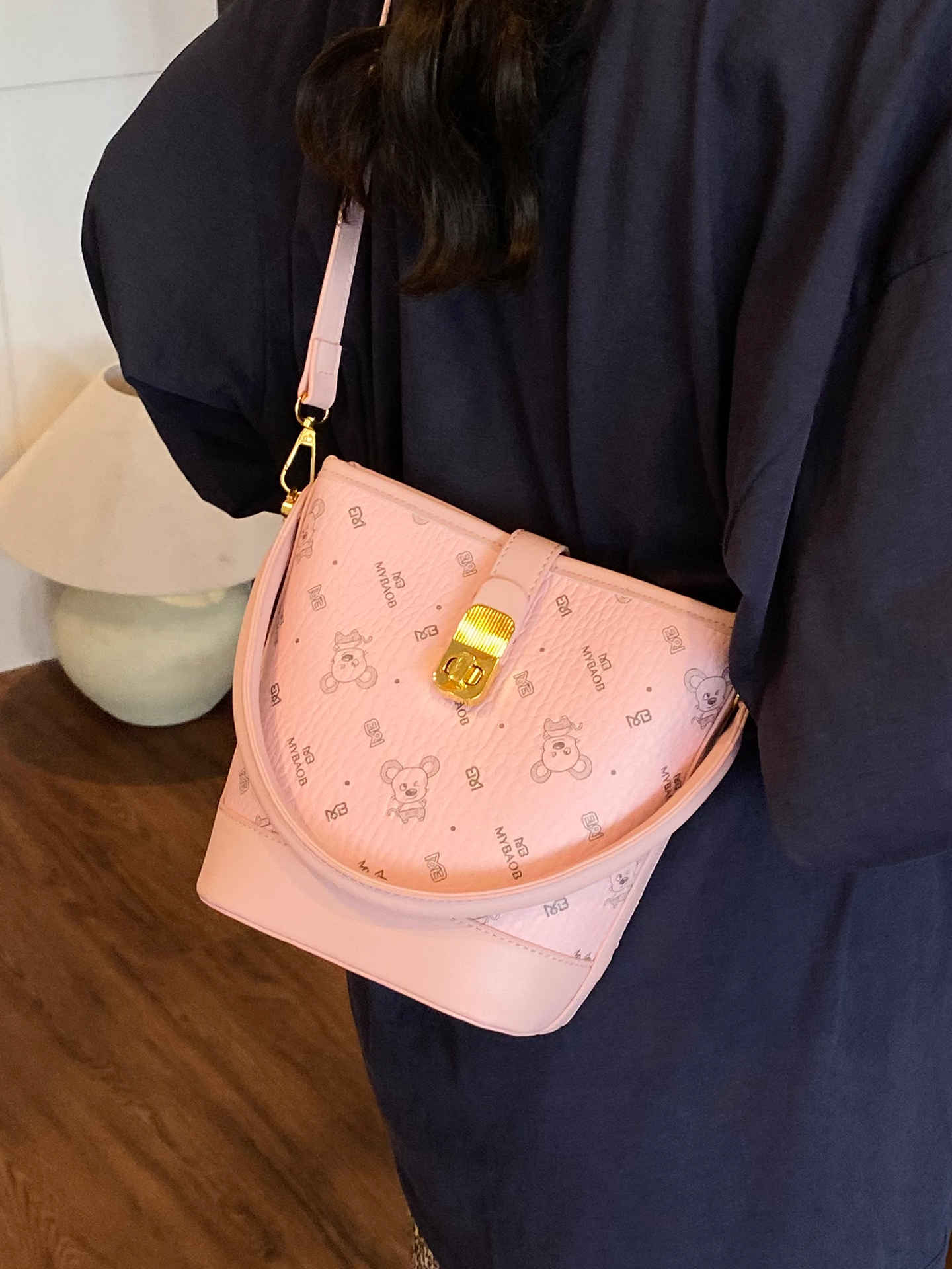 Trendy Women's Tote Bag 2025 - Versatile Shoulder & Crossbody Bucket Bag for Commuting and Daily Fashion Trendy Women's Tote Bag 2025 - Versatile Shoulder & Crossbody Bucket Bag for Commuting and Daily Fashion