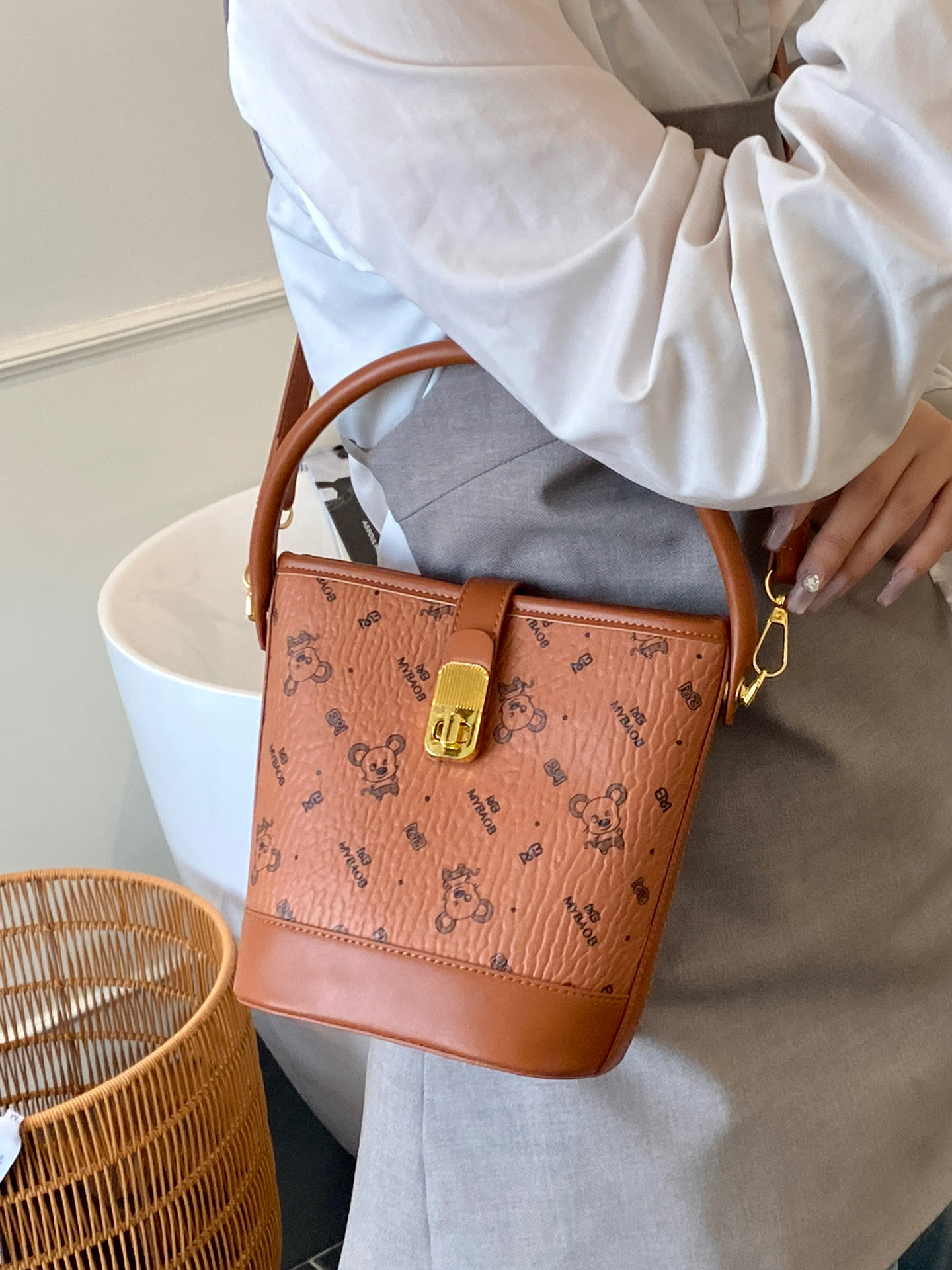 Trendy Women's Tote Bag 2025 - Versatile Shoulder & Crossbody Bucket Bag for Commuting and Daily Fashion Trendy Women's Tote Bag 2025 - Versatile Shoulder & Crossbody Bucket Bag for Commuting and Daily Fashion