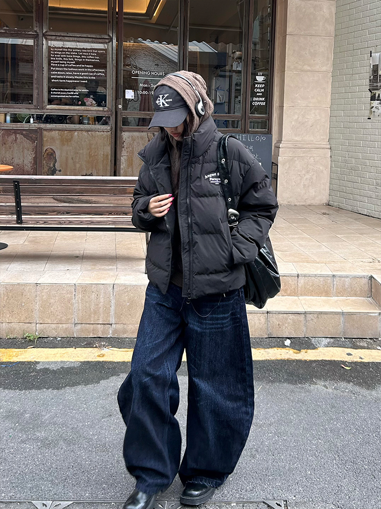 Unisex White Duck Down Jacket with Embroidered Slogan, Stand Collar, Loose Fit - Trendy Winter Coat for Men and Women Unisex White Duck Down Jacket with Embroidered Slogan, Stand Collar, Loose Fit - Trendy Winter Coat for Men and Women