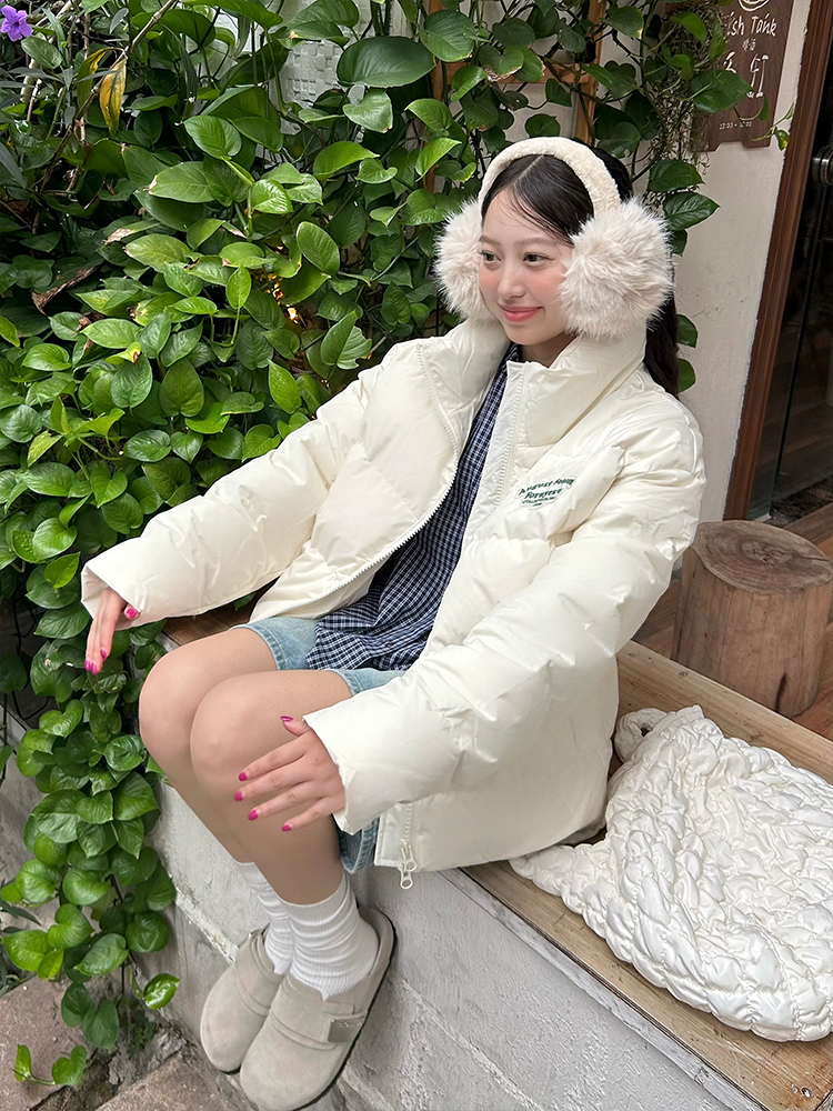 Unisex White Duck Down Jacket with Embroidered Slogan, Stand Collar, Loose Fit - Trendy Winter Coat for Men and Women Unisex White Duck Down Jacket with Embroidered Slogan, Stand Collar, Loose Fit - Trendy Winter Coat for Men and Women