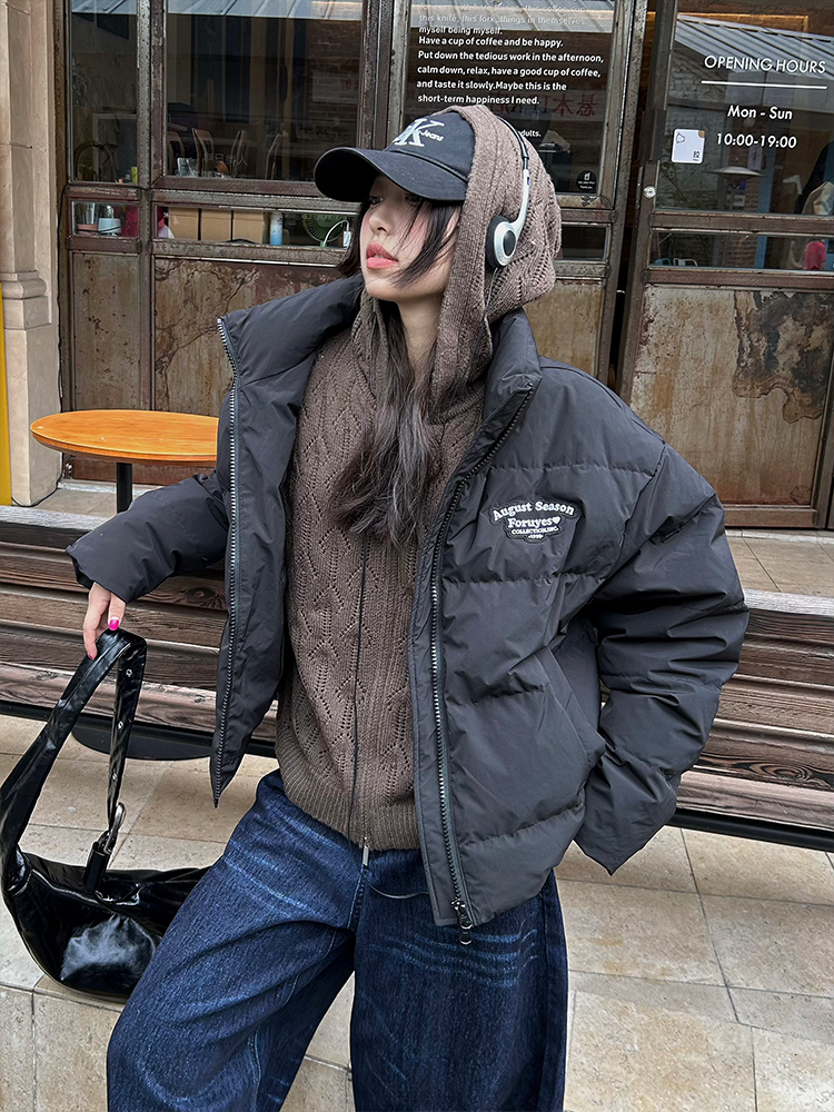 Unisex White Duck Down Jacket with Embroidered Slogan, Stand Collar, Loose Fit - Trendy Winter Coat for Men and Women Unisex White Duck Down Jacket with Embroidered Slogan, Stand Collar, Loose Fit - Trendy Winter Coat for Men and Women