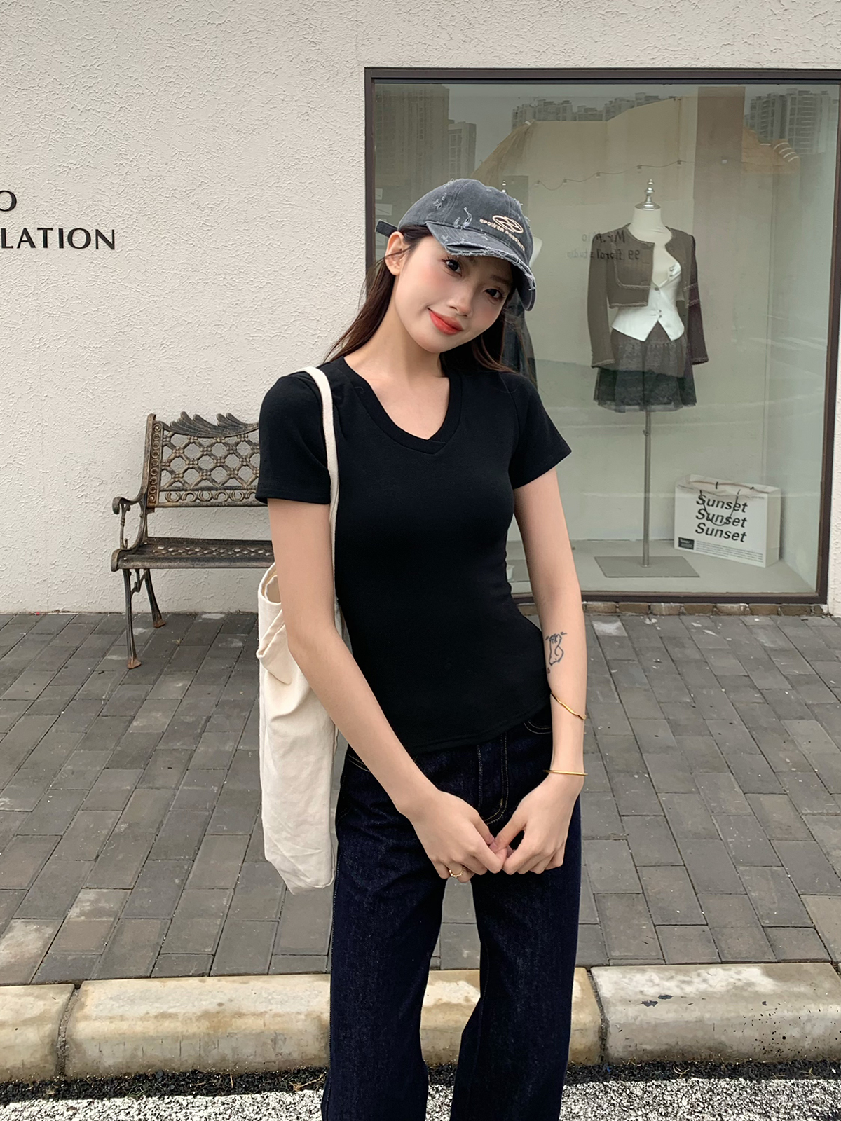 V-Neck Short Sleeve T-Shirt for Women - American Vintage Slim Fit Top - 2025 Summer Essential - Casual 90s Style Base Layer V-Neck Short Sleeve T-Shirt for Women - American Vintage Slim Fit Top - 2025 Summer Essential - Casual 90s Style Base Layer