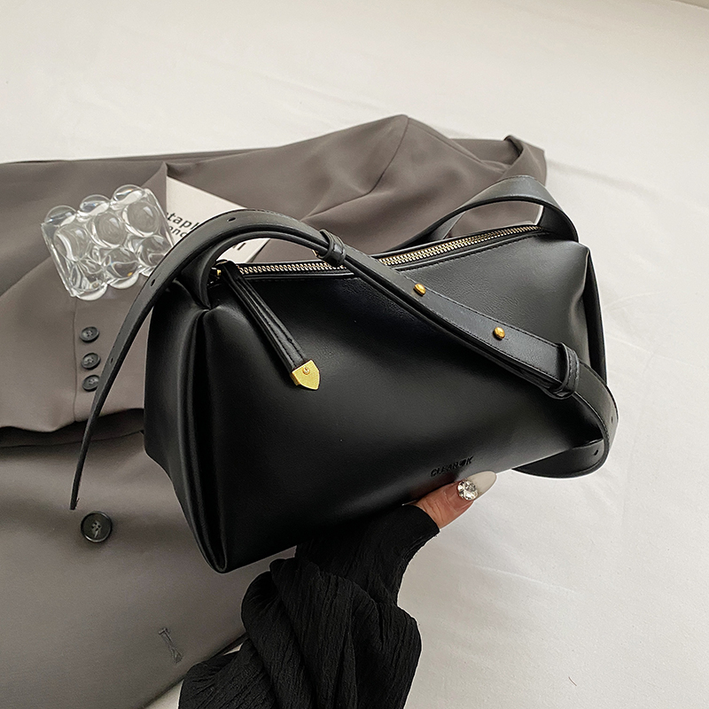 Versatile Korean Minimalist High-End Shoulder Bag for Women - 2025 Spring/Summer Crossbody Commuting Collection Versatile Korean Minimalist High-End Shoulder Bag for Women - 2025 Spring/Summer Crossbody Commuting Collection