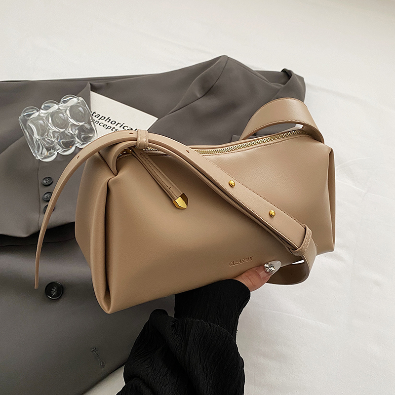 Versatile Korean Minimalist High-End Shoulder Bag for Women - 2025 Spring/Summer Crossbody Commuting Collection Versatile Korean Minimalist High-End Shoulder Bag for Women - 2025 Spring/Summer Crossbody Commuting Collection