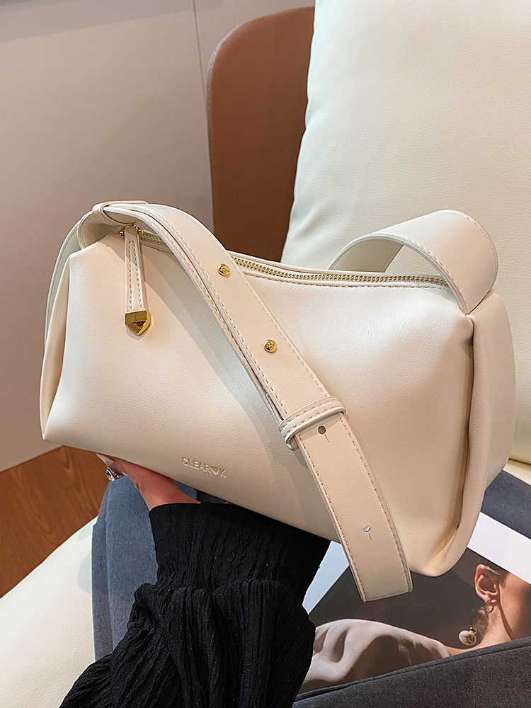 Versatile Korean Minimalist High-End Shoulder Bag for Women - 2025 Spring/Summer Crossbody Commuting Collection Versatile Korean Minimalist High-End Shoulder Bag for Women - 2025 Spring/Summer Crossbody Commuting Collection