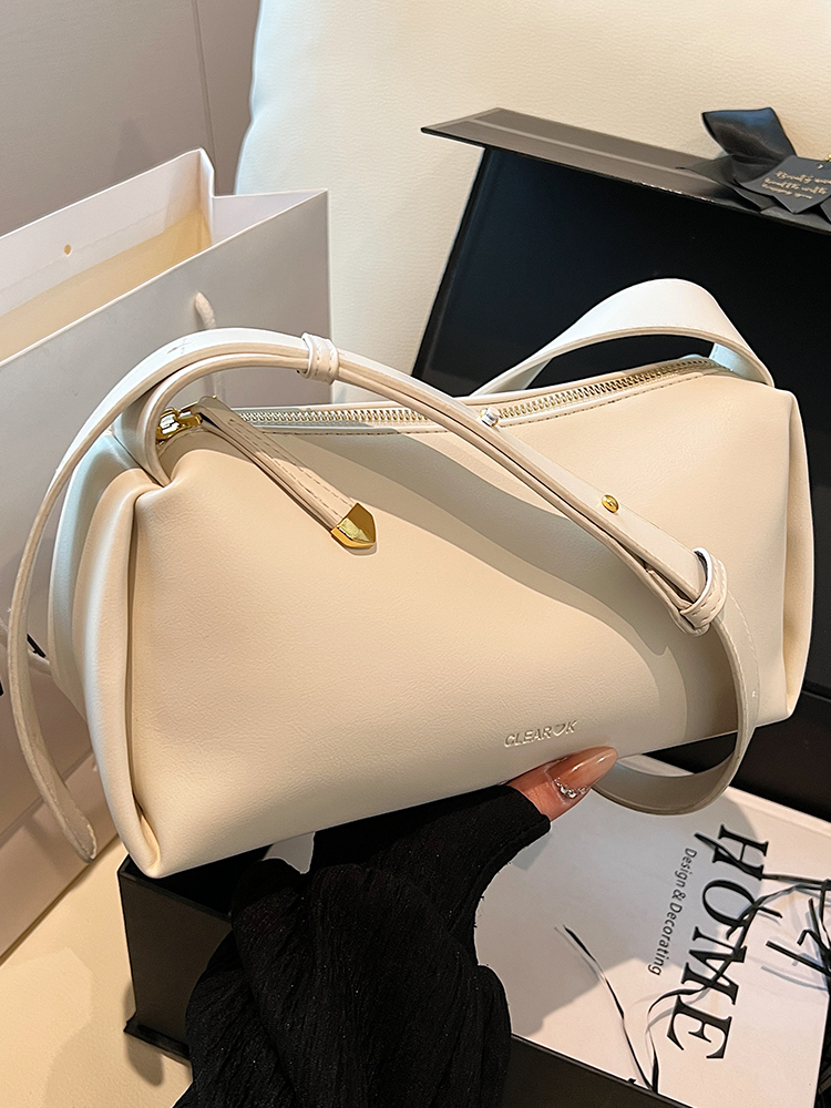 Versatile Korean Minimalist High-End Shoulder Bag for Women - 2025 Spring/Summer Crossbody Commuting Collection Versatile Korean Minimalist High-End Shoulder Bag for Women - 2025 Spring/Summer Crossbody Commuting Collection