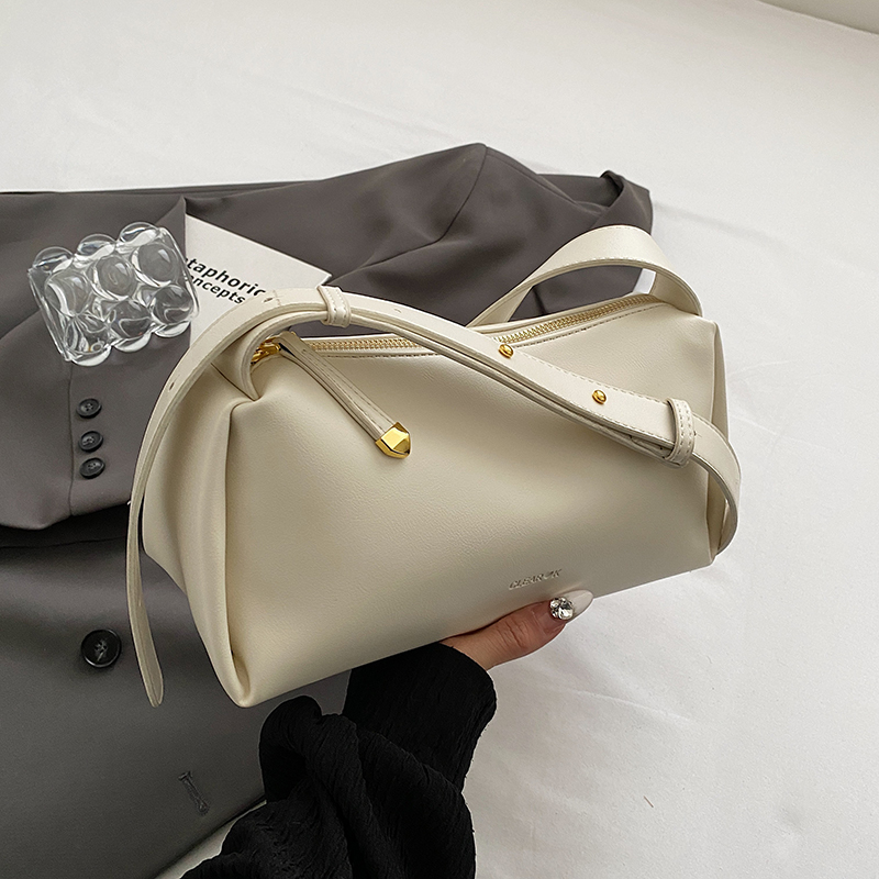 Versatile Korean Minimalist High-End Shoulder Bag for Women - 2025 Spring/Summer Crossbody Commuting Collection Versatile Korean Minimalist High-End Shoulder Bag for Women - 2025 Spring/Summer Crossbody Commuting Collection