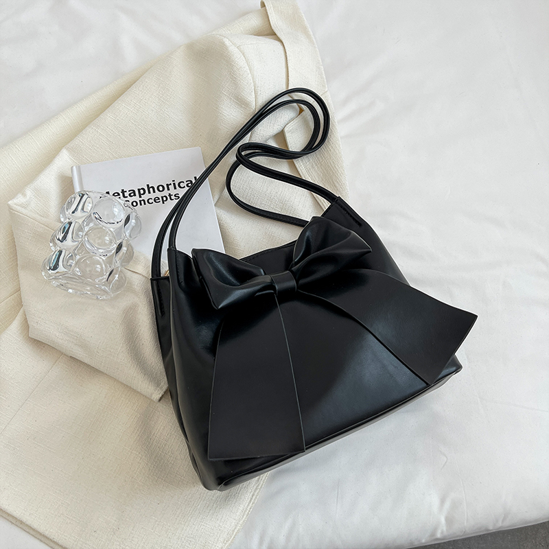 Versatile Large Capacity Shoulder Bag for Women, Trendy Hand-Held Tote for Spring/Summer 2025, Perfect Commuter Accessory Versatile Large Capacity Shoulder Bag for Women, Trendy Hand-Held Tote for Spring/Summer 2025, Perfect Commuter Accessory