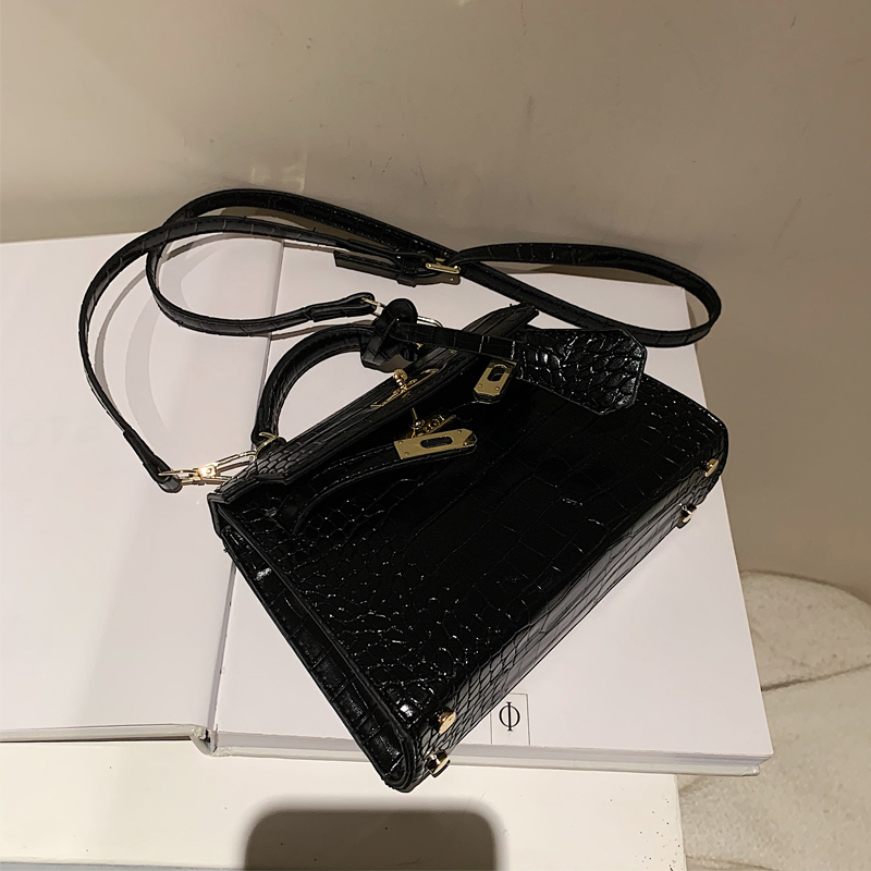 Versatile Retro Crocodile Pattern Crossbody Handbag - Small Square Bag for Spring/Summer 2025, Fashionable Women's Accessory Versatile Retro Crocodile Pattern Crossbody Handbag - Small Square Bag for Spring/Summer 2025, Fashionable Women's Accessory