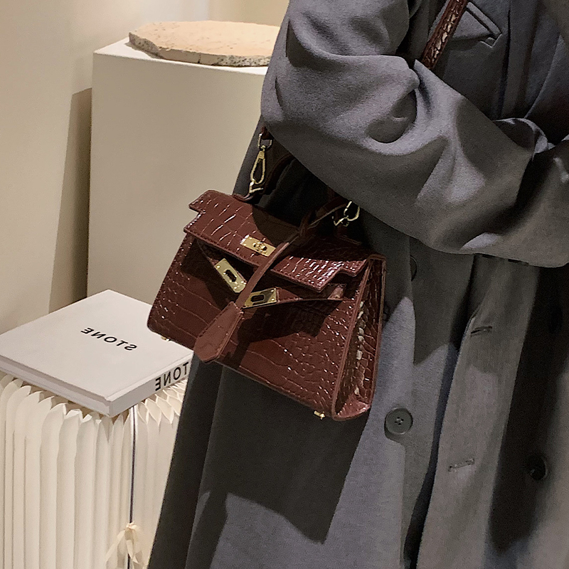 Versatile Retro Crocodile Pattern Crossbody Handbag - Small Square Bag for Spring/Summer 2025, Fashionable Women's Accessory Versatile Retro Crocodile Pattern Crossbody Handbag - Small Square Bag for Spring/Summer 2025, Fashionable Women's Accessory