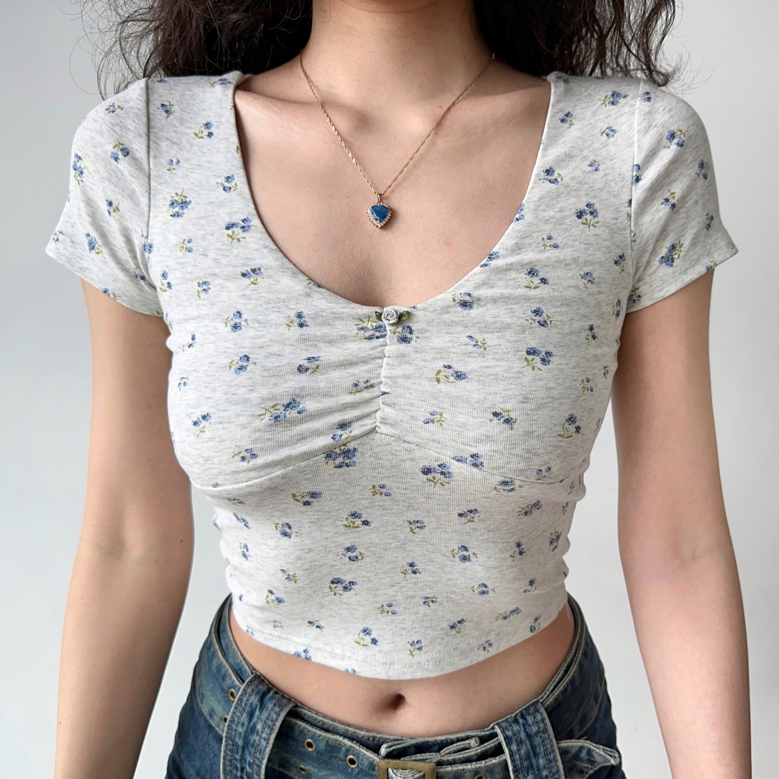 Vintage Floral Big U-Neck Short Sleeve T-Shirt for Women - DIY 90s Summer Slim Fit Top with High Waist Style Vintage Floral Big U-Neck Short Sleeve T-Shirt for Women - DIY 90s Summer Slim Fit Top with High Waist Style