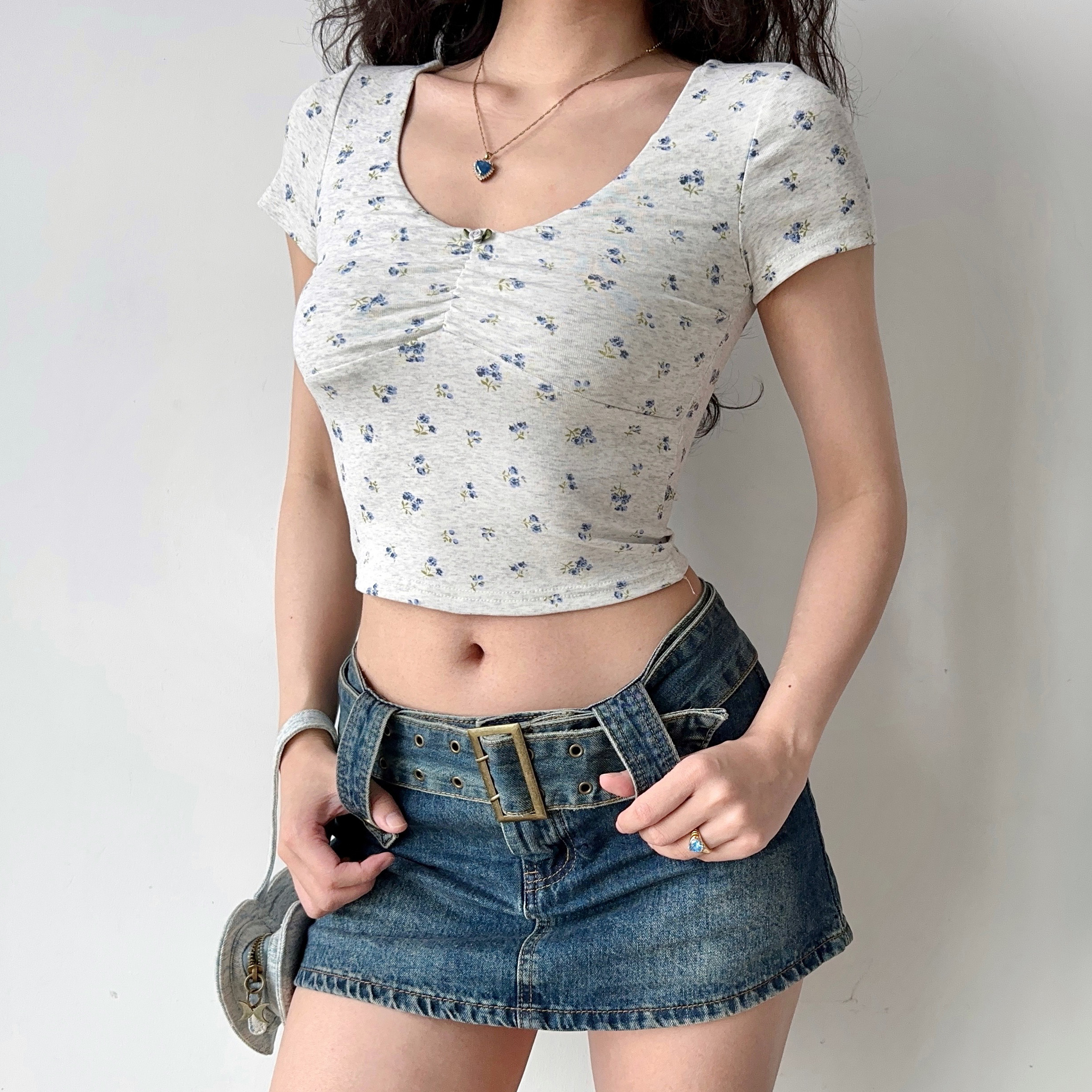 Vintage Floral Big U-Neck Short Sleeve T-Shirt for Women - DIY 90s Summer Slim Fit Top with High Waist Style Vintage Floral Big U-Neck Short Sleeve T-Shirt for Women - DIY 90s Summer Slim Fit Top with High Waist Style