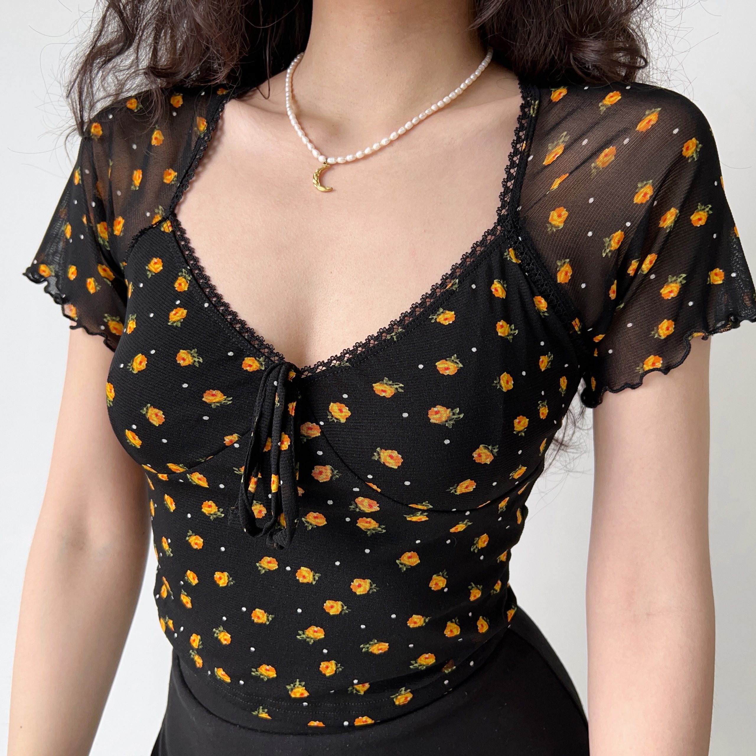 Vintage Floral Mesh V-Neck Short Sleeve Black T-Shirt for Women – Slim Fit 90s Inspired Self-Made Style Top Vintage Floral Mesh V-Neck Short Sleeve Black T-Shirt for Women – Slim Fit 90s Inspired Self-Made Style Top