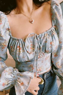 Vintage French Floral Puff Sleeve Shirt with Square Neck - Stylish Autumn Waist-Baring Top for Vacation - Y2K Inspired