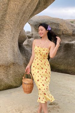 Vintage-Inspired Yellow Printed Spaghetti Strap Dress with Tie Neck - Mid-Length French Style for a Chic Summer Look