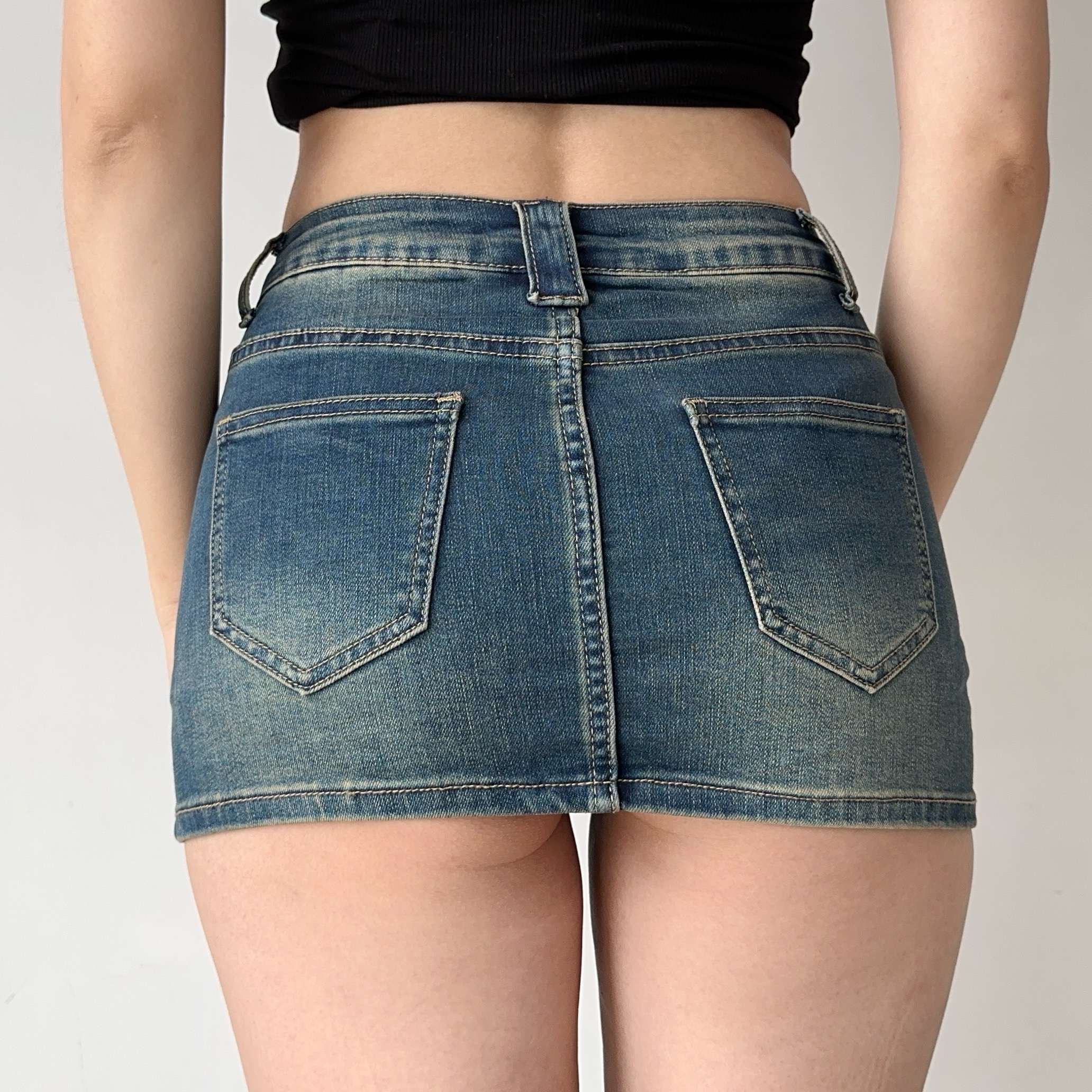Vintage Low-Waist Denim Mini Skirt for Women - Slim Fit Bodycon Style, European and American Fashion, Anti-Exposure Design Vintage Low-Waist Denim Mini Skirt for Women - Slim Fit Bodycon Style, European and American Fashion, Anti-Exposure Design