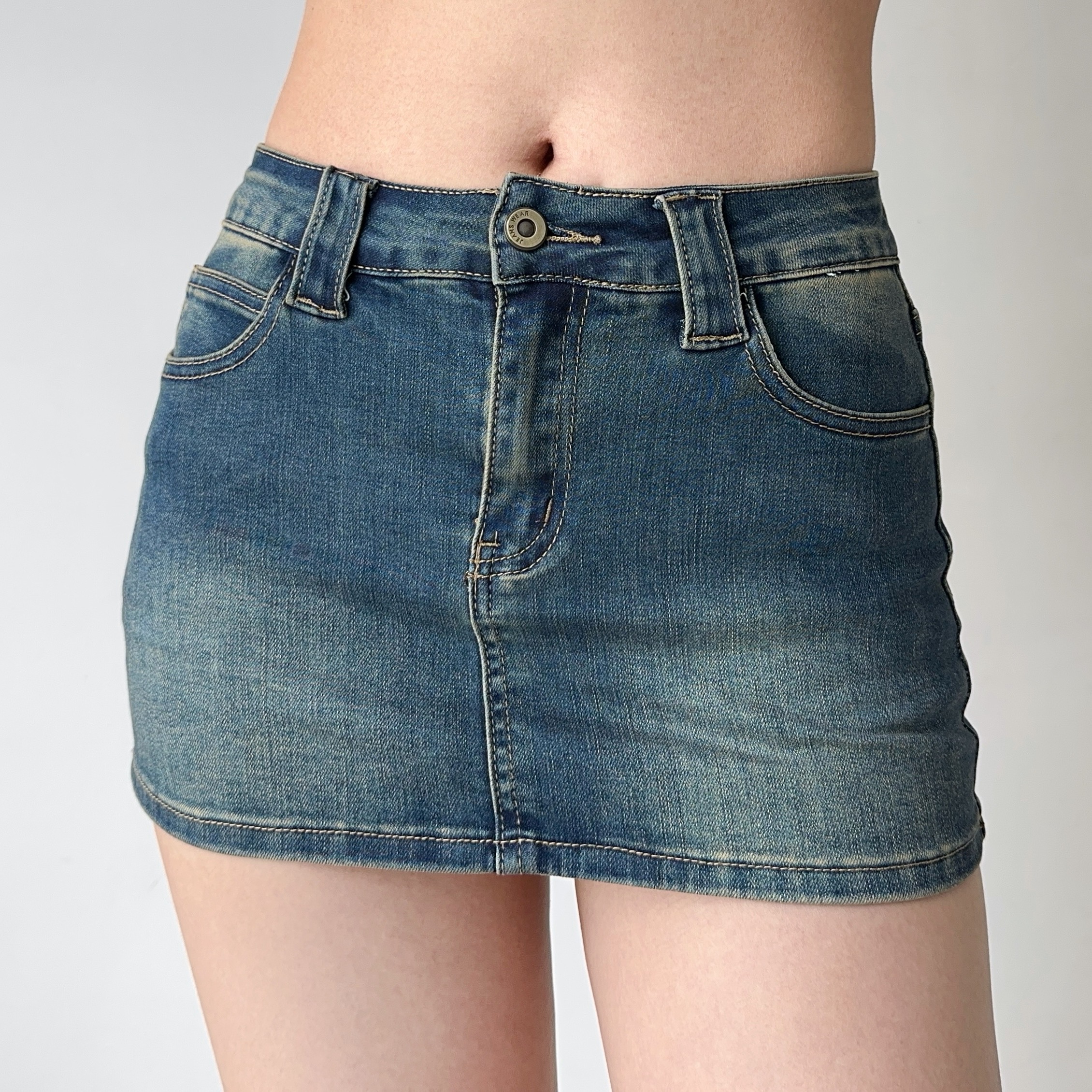 Vintage Low-Waist Denim Mini Skirt for Women - Slim Fit Bodycon Style, European and American Fashion, Anti-Exposure Design Vintage Low-Waist Denim Mini Skirt for Women - Slim Fit Bodycon Style, European and American Fashion, Anti-Exposure Design