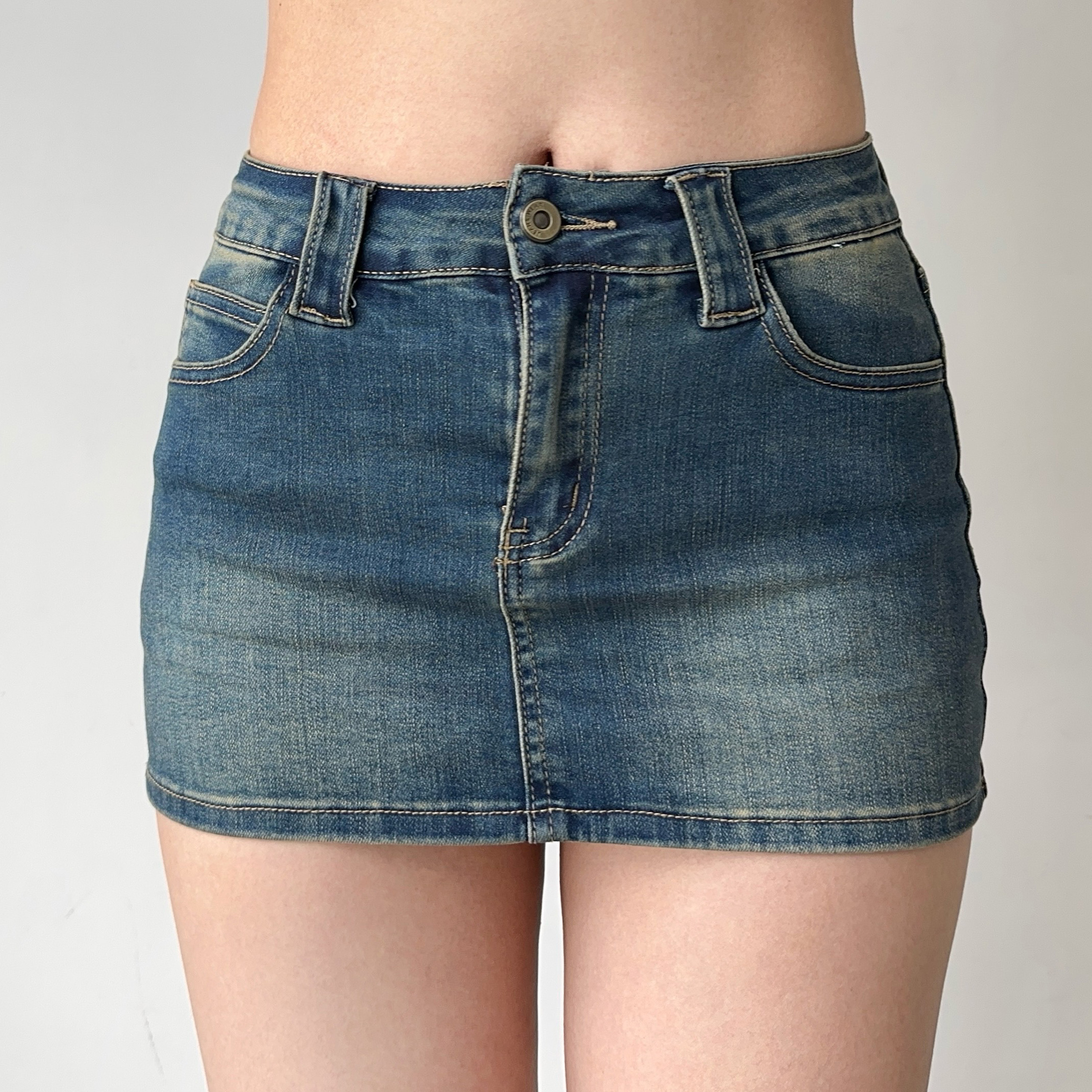 Vintage Low-Waist Denim Mini Skirt for Women - Slim Fit Bodycon Style, European and American Fashion, Anti-Exposure Design Vintage Low-Waist Denim Mini Skirt for Women - Slim Fit Bodycon Style, European and American Fashion, Anti-Exposure Design