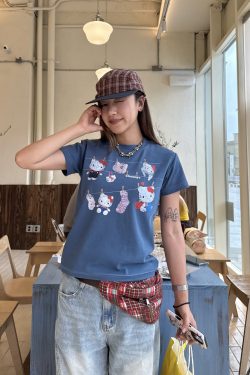 Vintage Printed Slim Fit Short-Sleeve T-Shirt for Women - Water-Washed Original Shoulder Kitty Design, Stretchy Summer Top