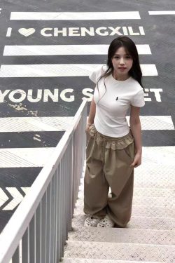 White Slim-Fit Short Sleeve T-Shirt for Women - Flattering Waist-Cinching Top in 2025 Summer Style, Perfect for Y2K and Casual Looks