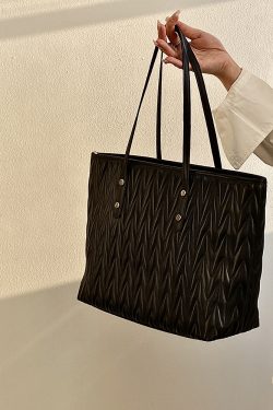 Women's Pleated Tote Bag - Large Capacity Commuter Handbag for Spring Summer 2025 - Stylish and Functional Shoulder Bag