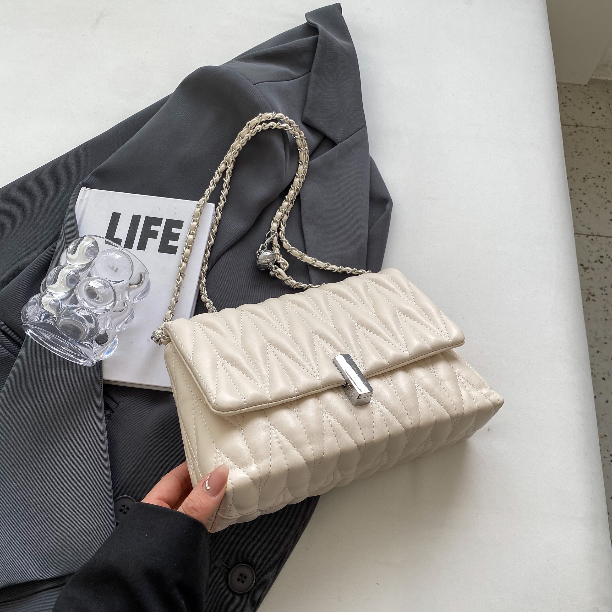 Women's Textured Embroidered Shoulder Bag - Versatile Summer Chain Crossbody Bag for High-End Style 2025 Women's Textured Embroidered Shoulder Bag - Versatile Summer Chain Crossbody Bag for High-End Style 2025