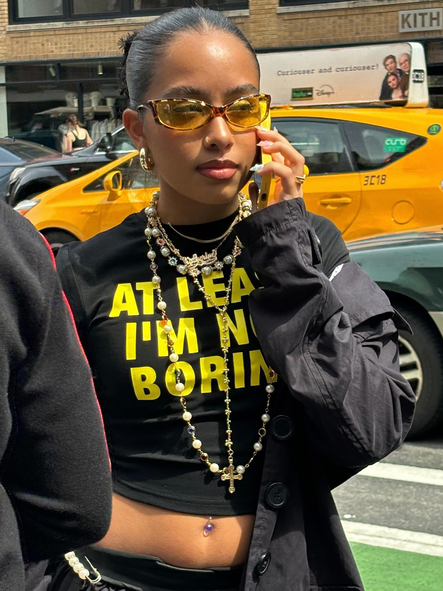 Y2K American Retro Black Short Sleeve Crop Top for Women - Slim Fit, Straight Shoulder, Stylish Letter Design Y2K American Retro Black Short Sleeve Crop Top for Women - Slim Fit, Straight Shoulder, Stylish Letter Design