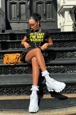 Y2K American Retro Black Short Sleeve Crop Top for Women - Slim Fit, Straight Shoulder, Stylish Letter Design